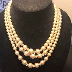 Vintage costume jewelry 3 strand pearl necklace (Sku178)
